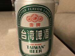 １日目夜
金牌台湾ビール　NTD$27（JP￥102）
ホテルの部屋で風呂上りに
映画鑑賞しながらビールを飲む
※ビールの漢字は表示不可