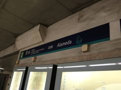 アラメダ駅でグリーンラインに乗り換えて、バイシャシアード駅を目指します。
アエロポルトからバイシャシアードまでは40分くらい、乗り換え時間も入れたら50分くらいかな。
結構掛かったな(-_-;)