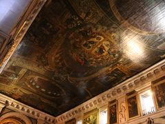 天井一面に描かれた絵画やバルコニーに飾られた絵画の数々が、荘厳な雰囲気を醸し出しています。