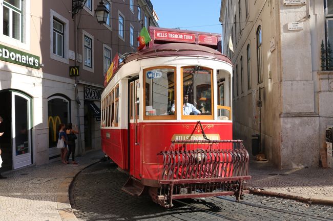 地上へ出てきました♪<br />おおおおヽ(≡´∀｀)ﾉ<br /><br />リスボンっぽいね、狭い路地をトラムが走ってる♪