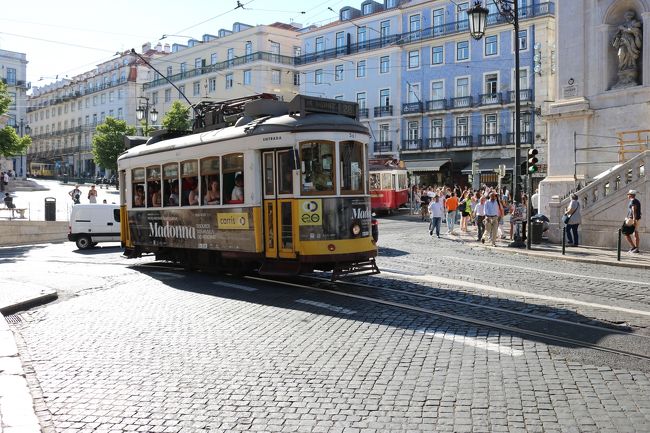 まずはトラムがたくさん走るカモンイス広場へ来てみました。<br />バイシャシアード駅から西側のエリア。