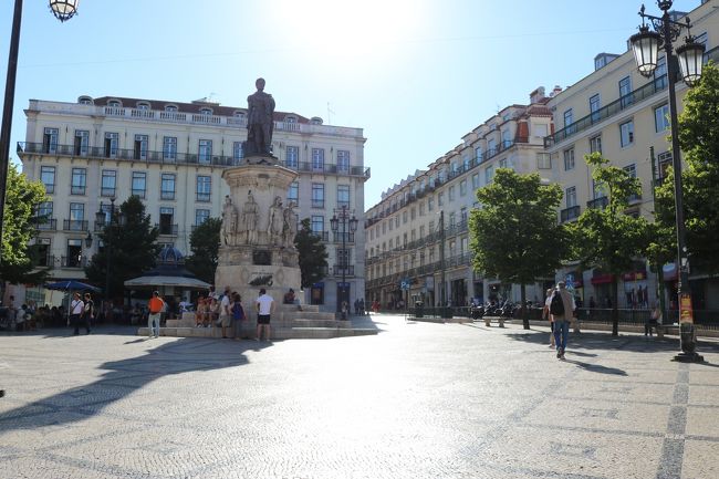 ポルトガルで一番有名な詩人カモンイスさんの名前を冠した広場。<br />あの銅像はカモンイスさん。<br />やはり大航海時代に活躍した人だそう。<br />誰だか知らんけども(;^_^A