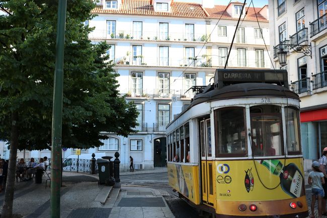 まずはリスボンといえばトラムなので、ここへやって来ました。<br />カモンイス広場はトラムの大停留所になってるから、何台も何台も次から次に走り抜けていきます♪