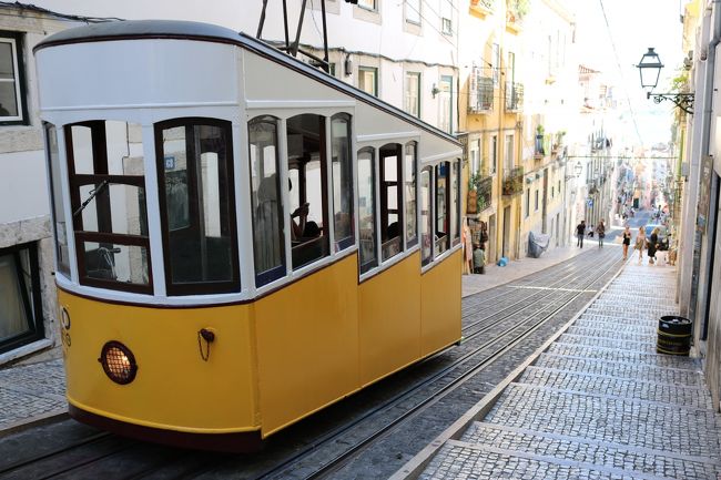 こう見ると結構な坂道だ！！<br />テージョ川方面からだとずっと登り坂。<br /><br />このシンプルな車両とリスボンの街、最高♪