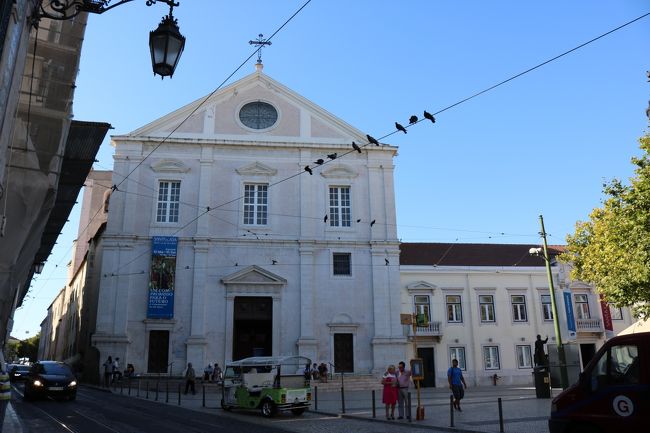 そのままバイロアルトにあるサンロケ教会へ来てみました。<br />この外見からは想像出来ないほど、中が凄いことになってるんです。<br /><br />日本ではフランシスコ・ザビエルが所属していたことで知られるイエズス会がサンロケ礼拝堂を所有。<br />その後イタリア・バロック様式の教会に建て替えられました。<br />イエズス会の本部となったこのサンロケ教会から、布教を命じられた宣教師たちが黄金の国「ジパング」へと旅立っていったのです。<br /><br />実はこの教会はそんなエピソードで日本と繋がりがあったんですね♪