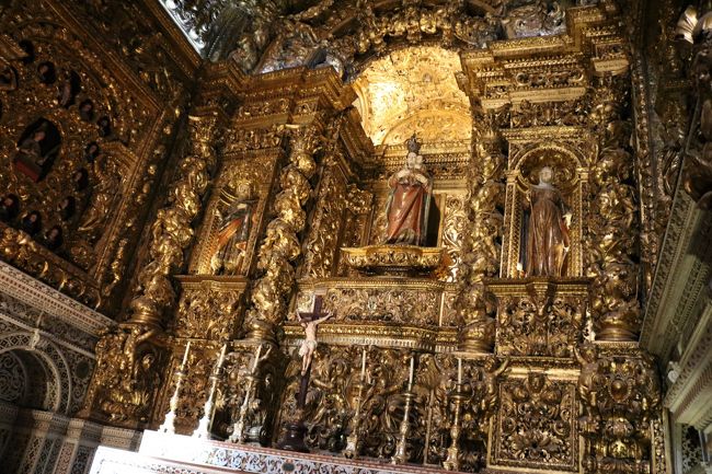さらに圧巻なのが、奥と両サイドに設けられたいくつもの礼拝堂。<br />黄金色の彫刻で埋め尽くされた祭壇はすさまじいほどに華やかで、装飾の細やかさと美しさに言葉を失います。