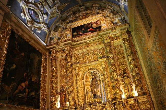 この黄金の量は物凄いと思います。<br />執念すら感じるほどの精緻な装飾に、圧倒されずにはいられません。