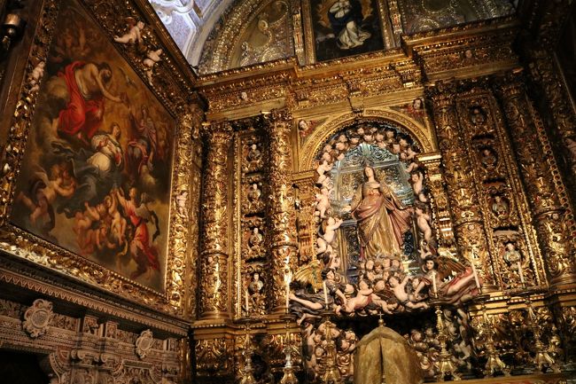 とてつもない素晴らしい装飾のなかでも、奥にあるサン・ジョアン・バプティスタの礼拝堂は、リスボン屈指の美しさを誇る礼拝堂として有名。<br /><br />これは凄い(O.O;)ﾔﾍﾞｰﾔﾂﾀﾞ