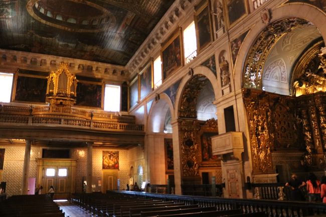 教会の両側はこんなにたくさんの礼拝堂があって、それぞれに金泥の装飾がゴテゴテゴテと(;^_^A<br />とにかく凄いのなんの。