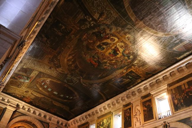 天井一面に描かれた絵画やバルコニーに飾られた絵画の数々が、荘厳な雰囲気を醸し出しています。