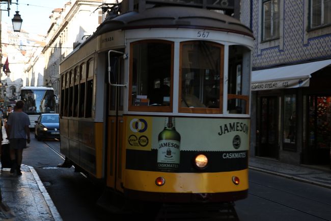 感動のサンロケ教会に胸いっぱい♪<br />では街の東側へ。<br />せっかくなので名物のトラムに乗ってみます。<br />28番の路線が旧市街を東西に走る観光客に便利なトラム。<br /><br />バイロアルトから、バイシャ地区のその先。<br />アルファマ地区へ行ってみます(*^o^)GO