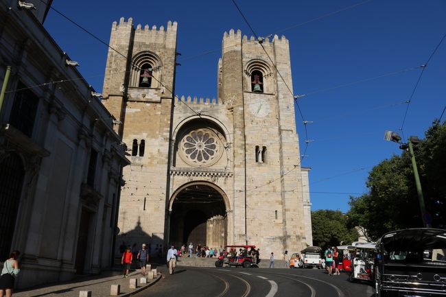 トラムでやって来たのはカテドラル。<br />リスボン大聖堂です。<br />おー(゜o゜)かなり大きくて立派な教会♪