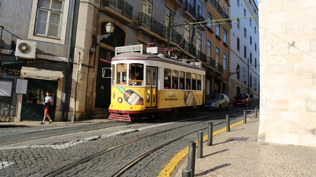 教会の脇の狭い路地からトラムが飛び出てくる。<br />しかもけっこうな勢い(>_<)