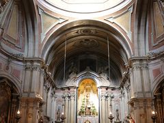 ピンク色のかわいらしい内装。
6月13日が聖人祭で12日はこのエリアのアルファマが夜通し賑わうんだと。
もう少し時期が早ければ立ち会えたなぁ。