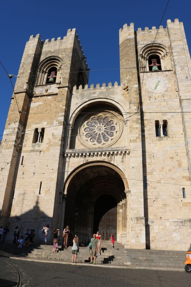 リスボンをイスラム教徒から奪還し、モスクの跡地に建てられたのが始まり。<br />そのイスラム勢力に備えて砦の役割もしていたそうなので、見張り塔もあれば、壁もかなりの厚さなんだとか。<br /><br />残念ながら1700で終了なので中は見れませんでした。<br />レンタカー事件で時間が足りなくなったので、自業自得なんだがね(-_-;)