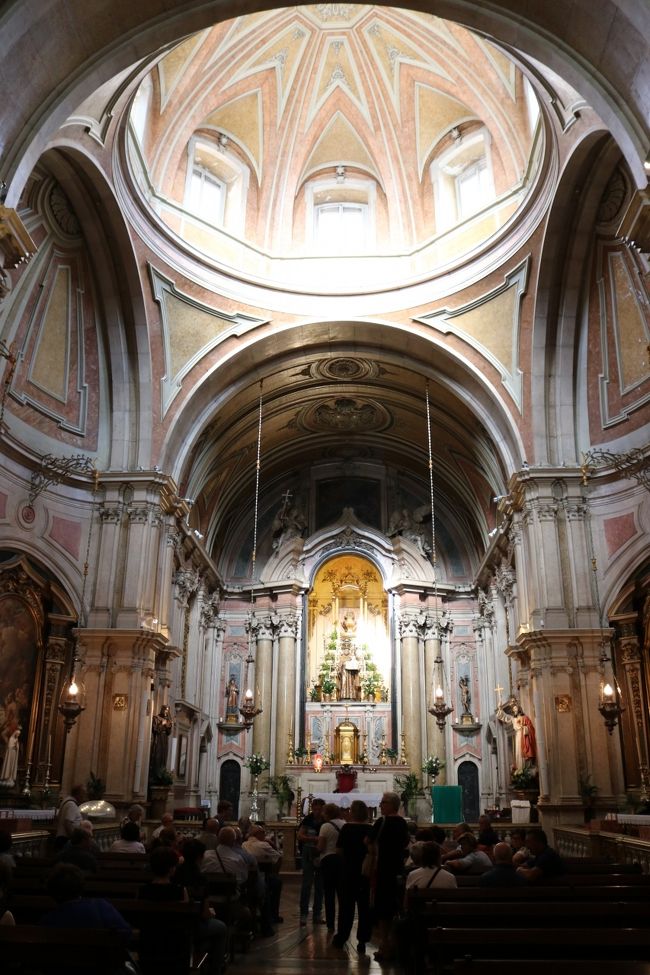 ピンク色のかわいらしい内装。<br />6月13日が聖人祭で12日はこのエリアのアルファマが夜通し賑わうんだと。<br />もう少し時期が早ければ立ち会えたなぁ。