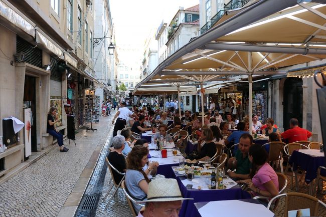 そろそろ昼飯も食べてないから腹減った。<br />陽は明るいけどもう1800なので、夕飯にします。<br />バイシャシアードまで戻り、一番の繁華街のアウグスタ通りにやって来ました。<br />飲食店が並ぶ通りで、比較的安めなお店が多かったから助かります。