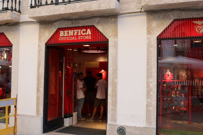 あれ！？<br />目立たない佇まいのお店( *´艸｀)<br />ベンフィカのファンショップ発見♪