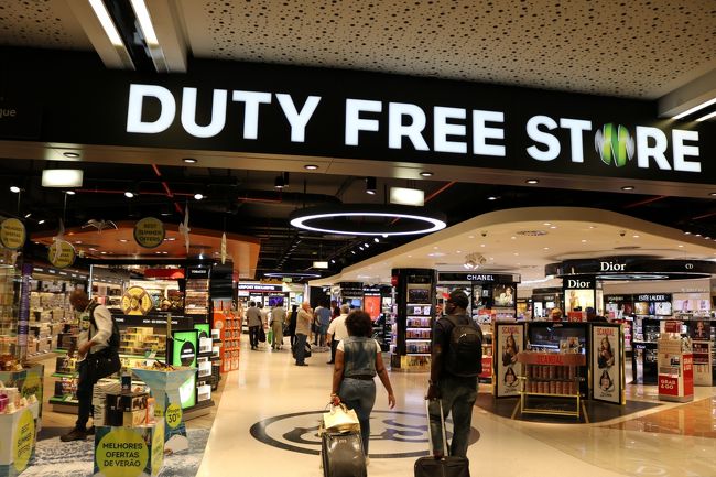 さすがポルトガルの空の玄関口。<br />結構デカい空港でして、時間を潰すのもわけないわ。<br />ポルトガル土産探そー♪