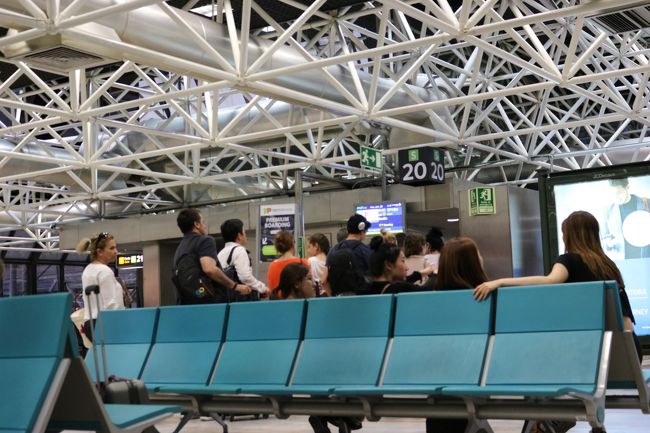 2145DEPの飛行機だから、もう結構遅いのよね。<br />いかに時間を効率的に使うか、を考えて夜とか朝とかをチョイスするんですが、この便は2355ARRなので少し明日がしんどいか(;´Д`)ﾈﾑｸﾅﾘｿｳ