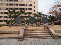 こちらは、同じ朝鮮ホテルの横、円丘壇の対面にある「石鼓」
