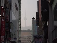 ビルの間からソウルタワーが見える。

PM2.5の影響で霞んで見えるが。
