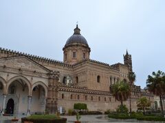 2/25朝を迎えました。日曜日だったため、多くの観光スポットは昼過ぎで閉まってしまうので、行くところを絞りさくっと回ります。

まずは大聖堂の見学からです。