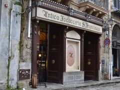 Antica Focacceria San Francesco

ガイドブックにも載っている有名店で昼食。ものすごい混んでました。