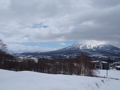 ニセコ町に近づくにつれ雲が多くなり羊蹄山の上のほうが見えなくなってきました
写真はひらふスキー場からの羊蹄山
スキー場の上まで行けばもっと綺麗に見えますが
スキー場の上の方も雲にかかっていたのでこの日は景色はあまり楽しめなさそうでした