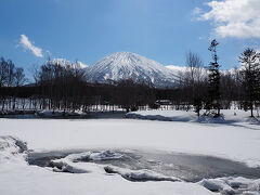 富士見橋を渡り少し京極方面に戻るとある羊蹄姿見池
水面に羊蹄山が映る数少ないスポットですが
まだ水面が凍っていて見られませんでした
完全に雪解けする５月頃がいいみたいです