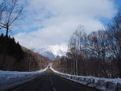 3月18日日曜日が比較的天気が良かく
雪も溶けてドライブもしやすくなってきたので
羊蹄山を撮影しに中山峠を越えて喜茂別町へやってきました
中山峠からは見えず市街地から近い相川地区のビュースポットでは
下の方が少し見えるだけでした