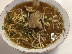 そして一発目に徳島ラーメンを食す。
小さいのにしたけど並みでも良かったしなんなら米つけてもよかった。何