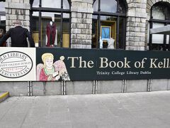 ダブリン観光のマストは、トリニティカレッジの図書館でしょう。

ケルト芸術の最高峰と言われる「ケルズの書」で有名です。

