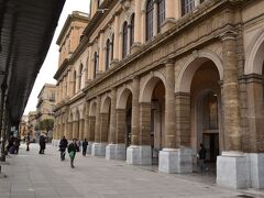 Palermo Centrale

パレルモ街歩きから戻り、ホテルで荷物を受け取って、駅まで歩いてきました。