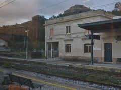 Enna

シチリア旅行ブログを見ているとたまに登場するエンナ。ここに限らずどの駅もそうですが、構内は広くホームは長く、かつての栄華が偲ばれます。