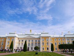 まずはペテルゴフ宮殿と庭園です。

ガイドさんのお話によると、ヨーロッパの影響を受けたこの町ペテルゴフはドイツ語源で、戦中にペトロドヴォレツに改名され、２０年くらい前にペテルゴフに戻ったらしいです。
サンクトペテルブルクも、ペテルブルク->レニングラード->サンクトペテルブルクと時代と供に変わっていたんですねー。
