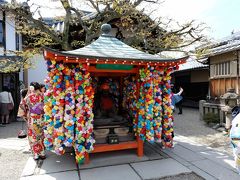 南禅寺を観光したあとは、車にて八坂庚申堂へ。
こちらは、くくり猿で有名な場所ですね。

