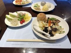 ホテルの朝食です。
昨日夜中に着いたホテルは桃園空港からタクシーで5分。
「シティ－スイーツゲートウェイ」
ホテルには深夜1時半頃着きました。ただただ眠い。。。

4トラで情報を頂き、空港に近いし、ダブルベッドが広いと聞いたのでチョイス。ホテルのＨＰから予約。2600ＴＷＤくらい
グレードＵＰしてはくれたのですが、角部屋のリビング付きの部屋。夜中着で寝るだけなのに意味ありません。
疲れてすぐに寝たので写真なしです。
それにしても、かび臭くてよく眠れませんでした。
かなりの減点。
朝食会場も某大陸のお客満載ですごかった。
うーーん。。。次はないかな。