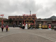 台湾鉄道の電車に乗って九分の最寄り駅に着きました。
瑞芳（ルイファン）九分はタクシーかバスで向かいますが、その前にお隣の駅、猫村ホウトウの行きます。
たった1駅だけなのに、電車はここで終点。次の電車は40分後。
しかたないのでタクシーで向かうことにします。