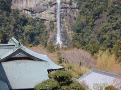 飛籠神社に向かう。坂を下る。