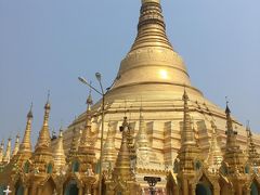 まずはご挨拶と旅の安全を祈りに、総本山の一つシュエダゴン・パゴダへ。
ヤンゴン市街のほぼ中心に位置し、市内の人はもちろん国中から参拝人が訪れます。
ちなみに、シュエは金、ダゴンはヤンゴンの旧名、パゴダは仏塔です。

敷地の広さやパゴダの豪華さ、お供え物など、そのすべてにミャンマー人の信仰心の高さをみることができます。