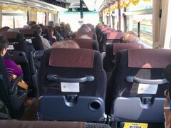 　仙台からバスに乗り換えます。一番後ろの席は空席の筈だったのに、私たちにアサインされたシートには爺さんが座っている。一番後ろの左半分には、別の爺さんがに席占領している。爺さんはいつでもどこでも不遜。わたしも爺さんだけれど。