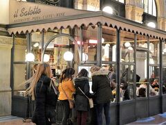 リナシェンテの混雑に疲れてしまい、ヴィットリオ エマヌエーレ2世のガッレリア内のレストラン『il Salotto』で一休み。

http://www.il-salotto.it/