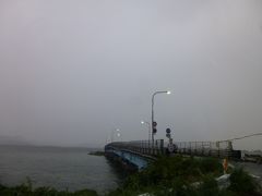 大海崎大橋

この先が大根島
早朝だし、車一台もいないし、台風だしで、ちょっとした肝試しドライブ

上陸後も、ワイパーが追いつかない雨粒車窓を眺めつつ、島をただただ横切る