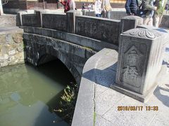 こちらが有名な倉敷美観地区。

倉敷川の両サイドに昔の建物が残っている。

今橋は観光客でごった返していた。