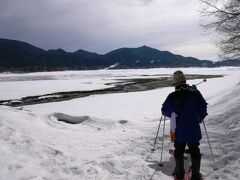 いろんなお勉強をしながらゆっくり歩いて約40分。

糠平湖が見えてきました。