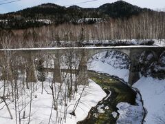 温泉街に帰る前にちょっと寄り道。

旧国鉄士幌線第五音更橋梁。
1937年完成、長さ109メートルのアーチ橋。
ほとんどのアーチ橋は真円なんだけど、川をまたぐように作られている部分は楕円になっているので橋げたには鉄筋が入っているそうです。
他のアーチ橋の橋げたには鉄筋が入っていないという方が驚きだけど。

