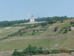 昨日行ったニーダーヴァルトの丘。ニーダーヴァルト記念碑は修復中のため囲いがしてあります。