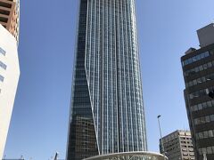 東京・虎ノ門『虎ノ門ヒルズ』

2014年6月11日に東京の新しいランドマークとしてオープンした
『虎ノ門ヒルズ』の写真。

虎ノ門ヒルズは地上52階の超高層複合タワーで、47～52階には
ラグジュアリーホテルとして知られる『アンダーズ 東京』が
入っています。

本日は地上約250ｍの最上階（52階）にある『アンダーズ東京』の
【ROOF TOP BAR（ルーフトップバー）】で期間限定で開催される
「お花見アフタヌーンティー at さくらガーデン」に行ってきました！
天候は快晴で春の陽気というよりも初夏のような暖かさでした (*^O^*)

『アンダーズ東京』がオープンした翌月に、東京タワーが真ん前に見える
「アンダーズ タワービュー キング」のルームカテゴリーのお部屋に
宿泊した際のブログは以下をご覧下さい↓

<『アンダーズ 東京』ホテル宿泊記 ①>

https://4travel.jp/travelogue/10903225

＜『アンダーズ 東京』ホテル宿泊記 ②＞

https://4travel.jp/travelogue/10905073

<『アンダーズ 東京』ホテル宿泊記 ③>

https://4travel.jp/travelogue/10905888