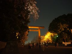 靖国神社を通って飯田橋に抜けます。
靖国神社は境内は閉まっていて入れず。